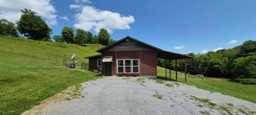 Roan Mountain House | Relax Inn Creekside