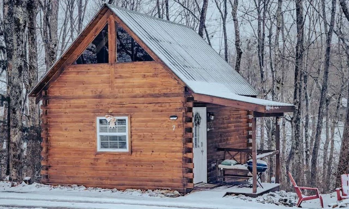 Columbia Cabin | Relaxing and Inviting Log Cabin with Loft in Columbia, Kentucky, Near Several Universities