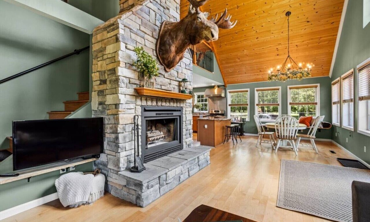 Westford House | Relaxing Chalet Near Lake with Outdoor Living