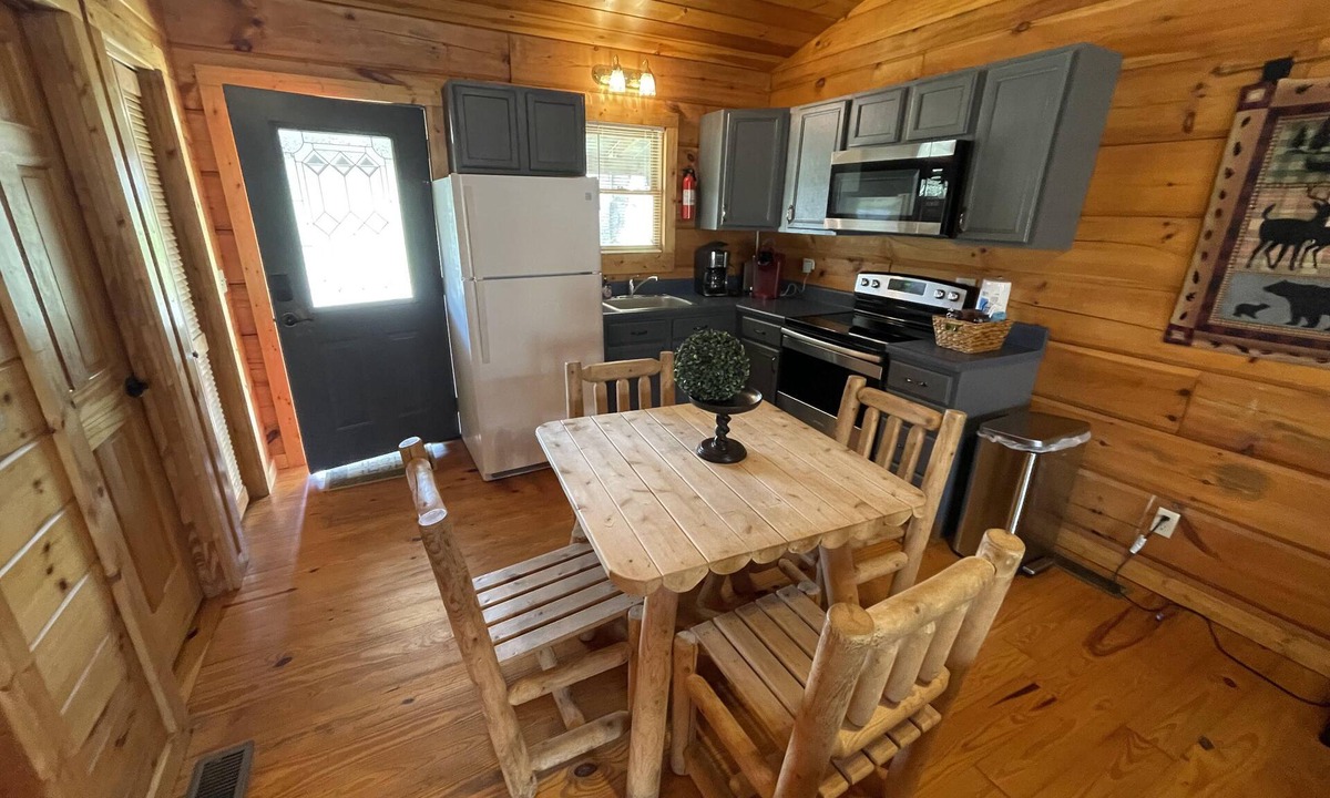 Townsend Cabin | Riverfront Cabin, 5 min to Smoky Mountains National Park! Fish in backyard!