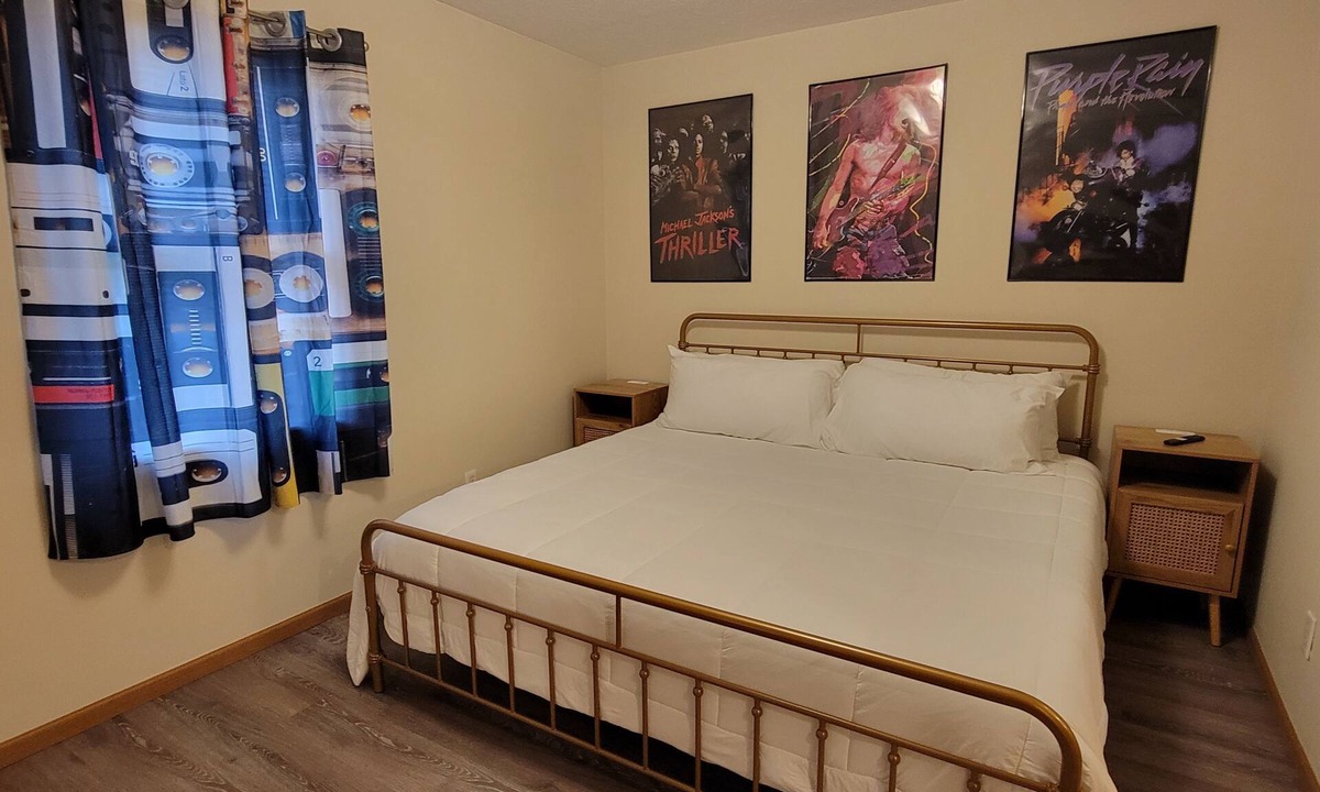 Newburgh Apartment | RiverTown Retro | King Bed | Near Deaconess | Pet-Friendly