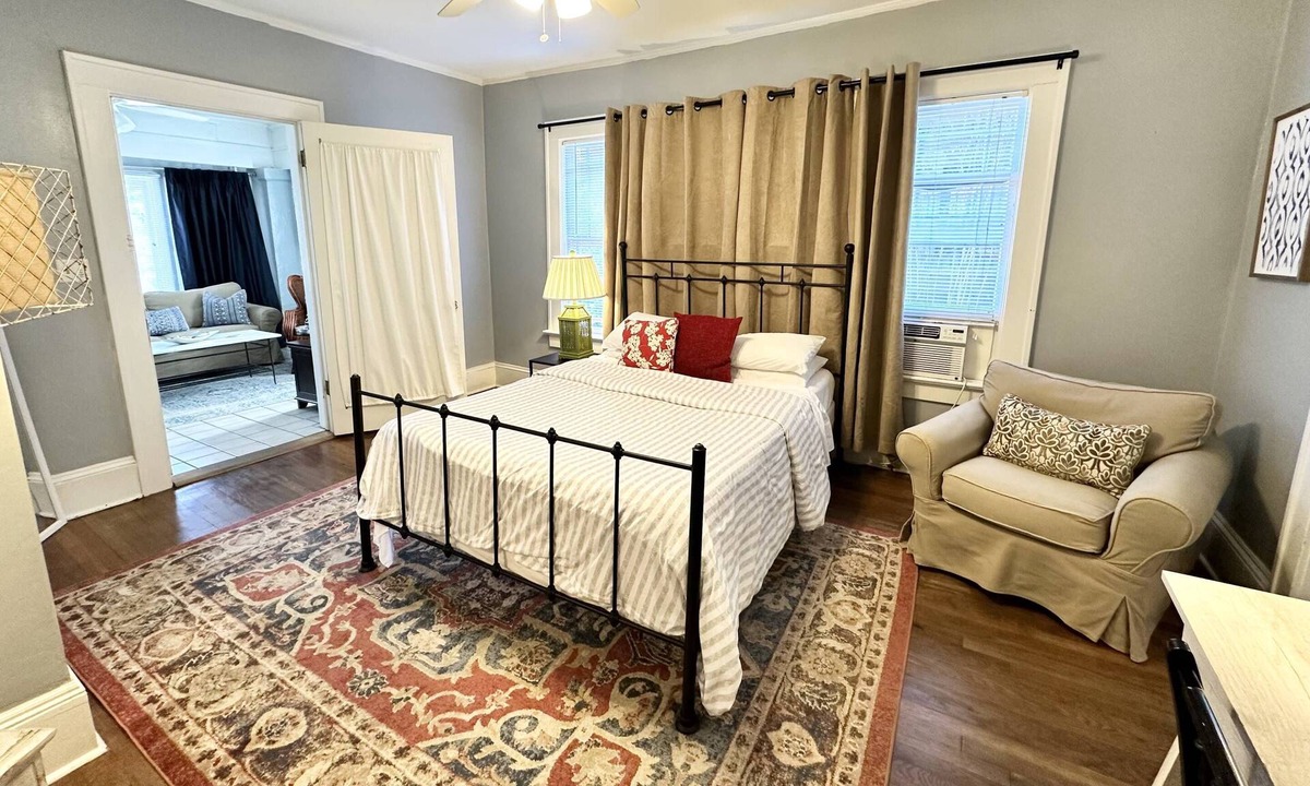 Morningside-Lenox Park Cottage | Roller-Coaster to the World Cup, Parks, Restaurants, Beltline & Shopping!