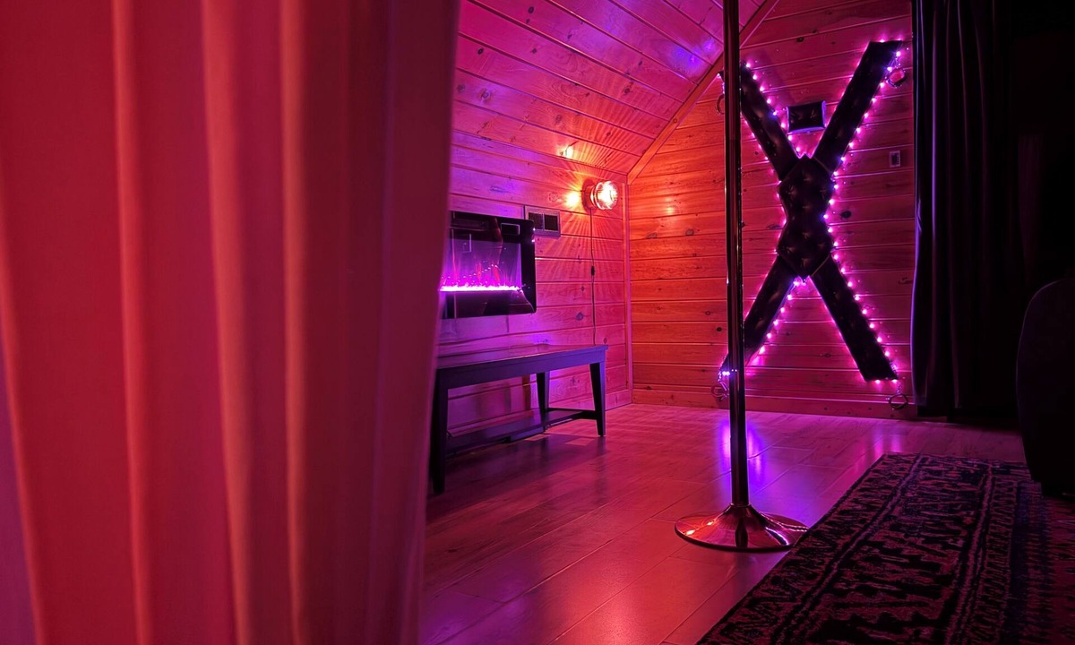 Sevierville Cabin | ROMANCE+HONEYMOONER+INFRARED SAUNA+POOL+HOT TUB SPA+LUSH PRIVATE VIEWS