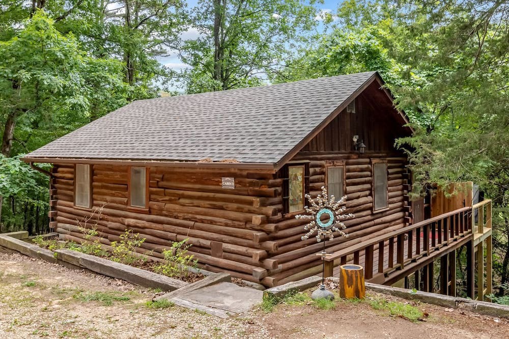 Eureka Springs Cabin | Romantic and Secluded Log Cabin with Private Hot Tub in Eureka Springs, Arkansas