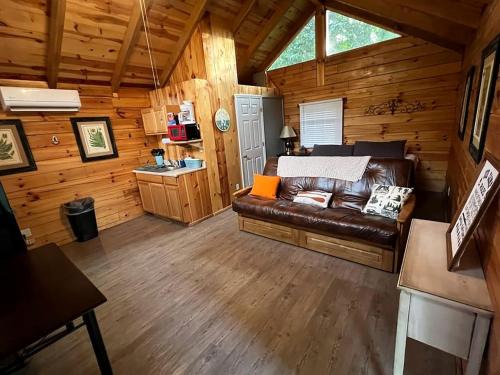 Columbia House | Romantic Log Cabin with a King Sized Bed in the Heart of Kentucky's Picturesque Countryside