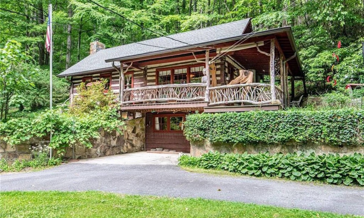 Hendersonville Cabin | Romantic Mountain Getaway - Hot Tub- Historic Charm