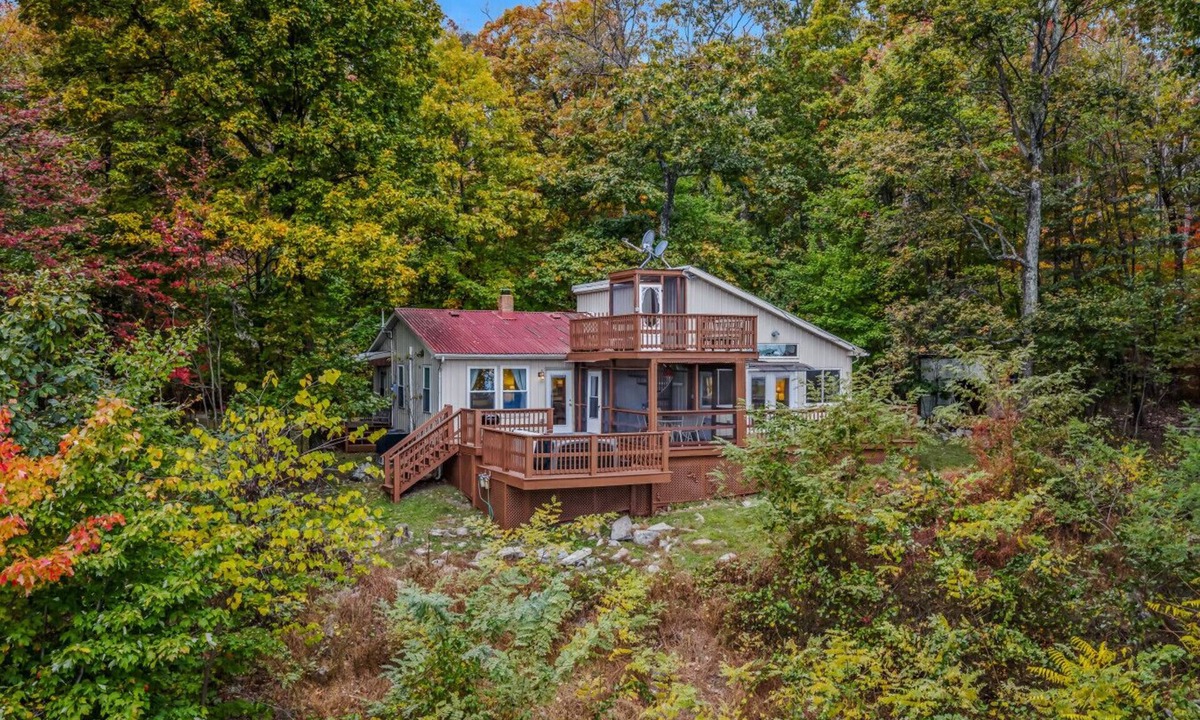 Sleepy Hollow House | Rooftop deck, view, hot tub, pets, wifi, EV charger, lake access, fire pit