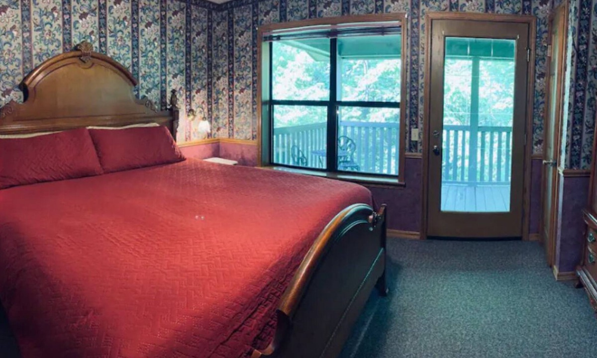 Eureka Springs Cabin | RT 62 Motor Resort Honeymoon Cabin w/Jacuzzi