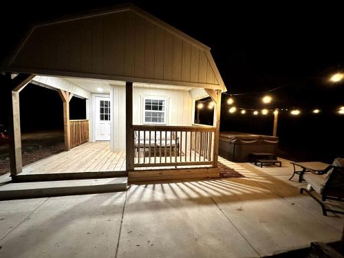 Sardis House | Rustic Cabin Escape with Hot Tub Near Oxford, Mississippi