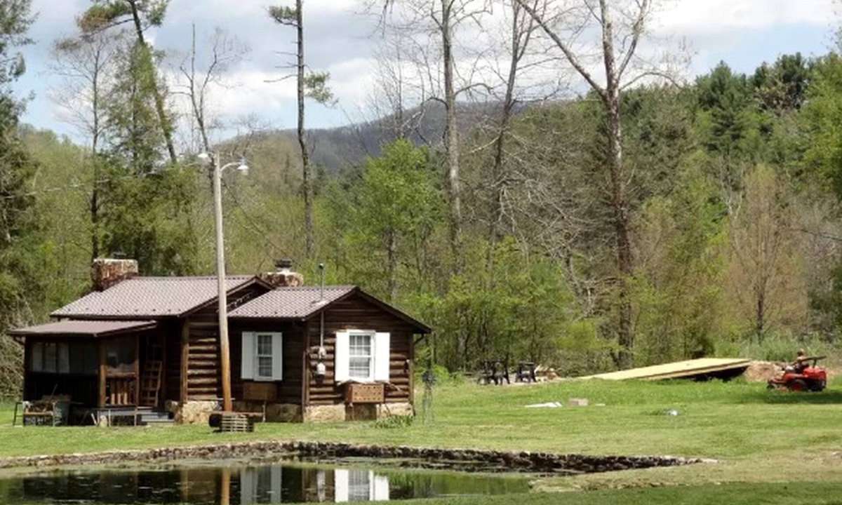 Laurel Bloomery Cabin | Rustic Cabin Rental with an Indoor Fireplace in Laurel Bloomery, Tennessee
