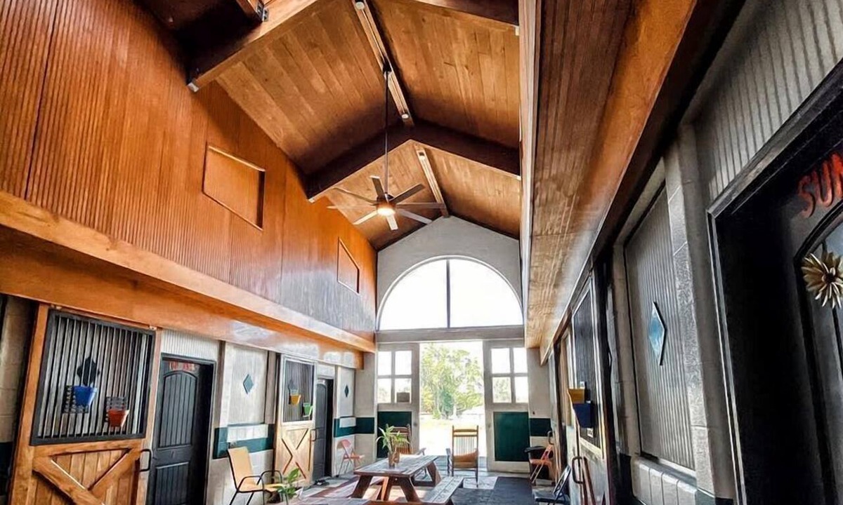 Lebanon Cabin | Rustic Horse Stall Suite B&B Near Nashville and has Private Bath, Loft Beds & Country Breakfast