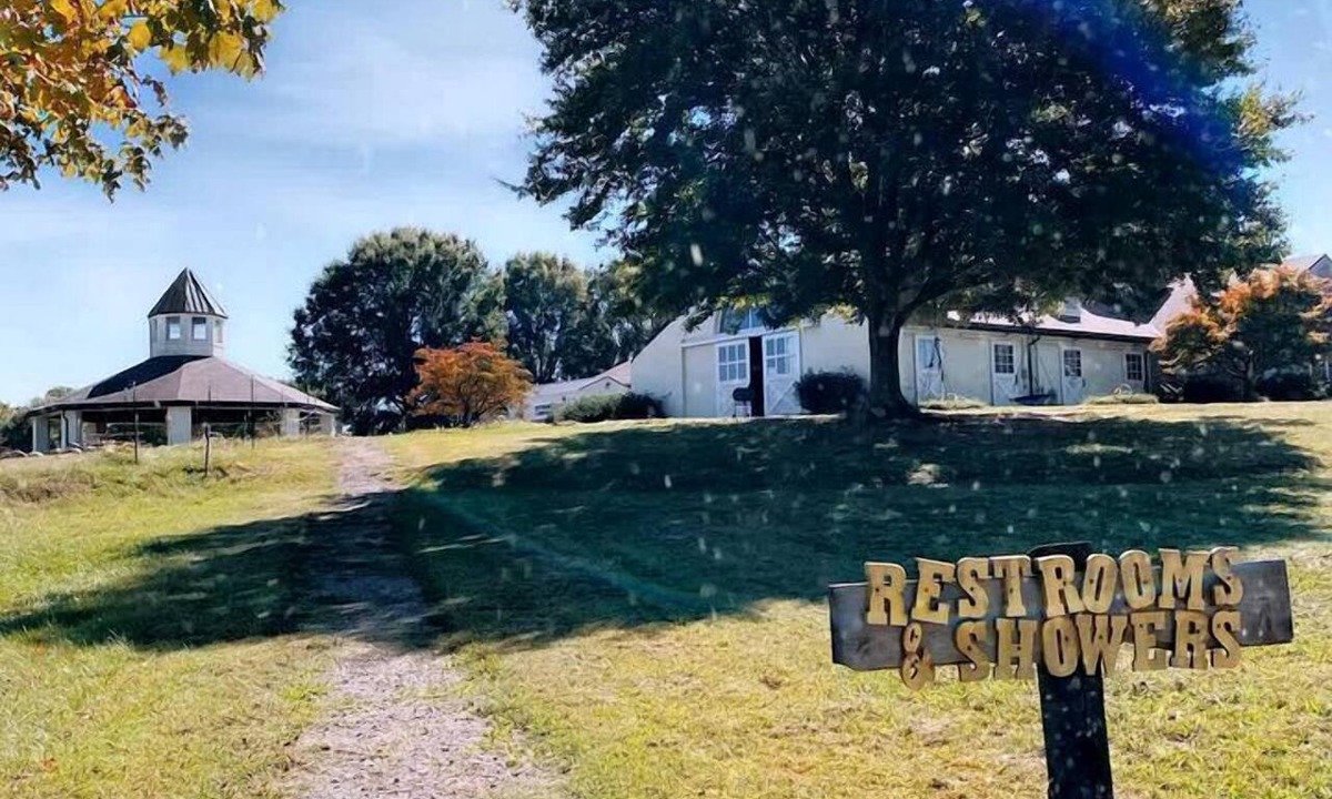 Lebanon Cabin | Rustic Loft-Style B&B in Tennessee – Unique Horse Stall Stay with Private Bath & Barn Breakfast Near Gallatin