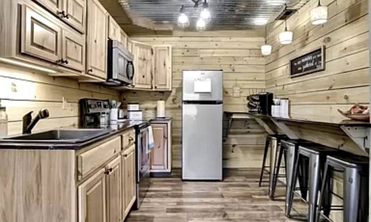 Wardensville Cabin | Rustic Mountain Barn Retreat with Private Hot Tub Near Lost River State Park in Wardensville, West Virginia