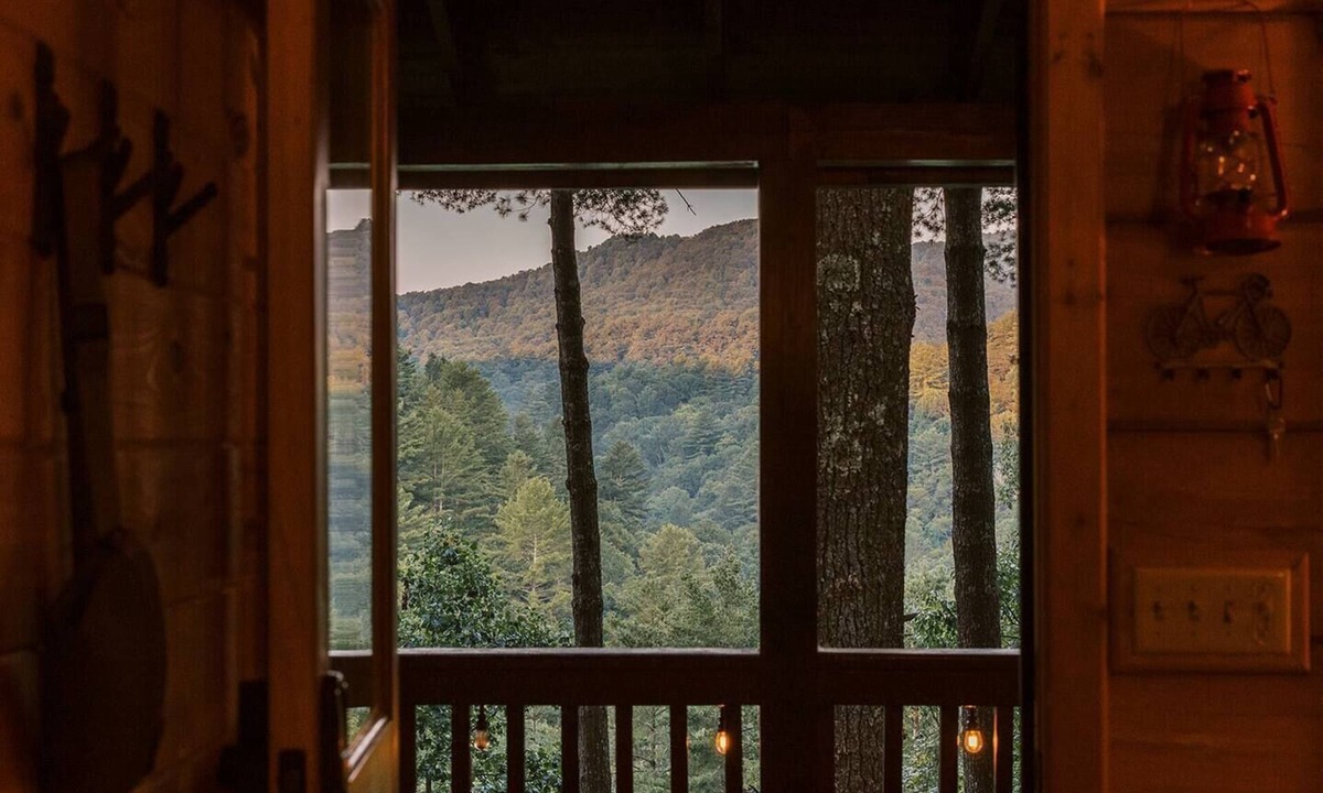 Cherry Log Cabin | Secluded 4WD Getaway with Mountain Views and Hot Tub