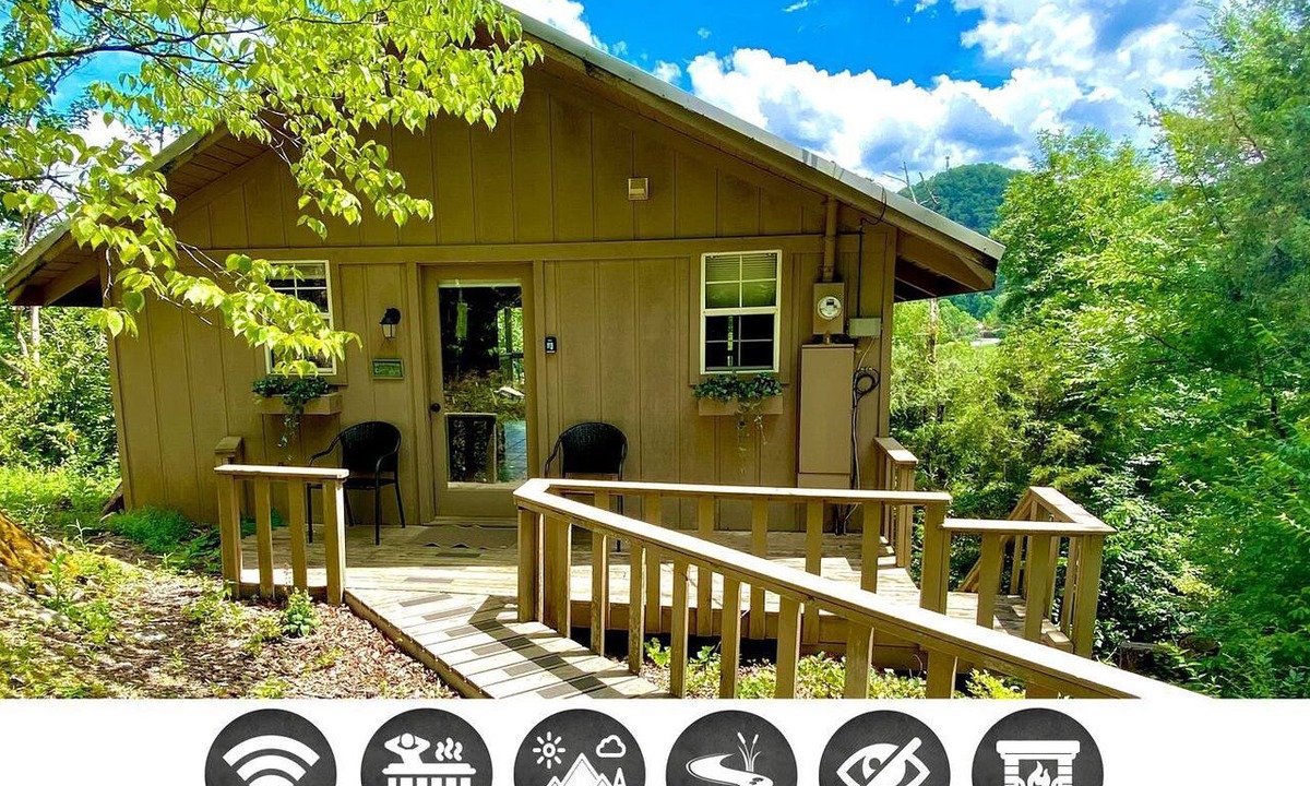 Townsend Cabin | Secluded Cabin with Hot-Tub and River Views in Tennessee