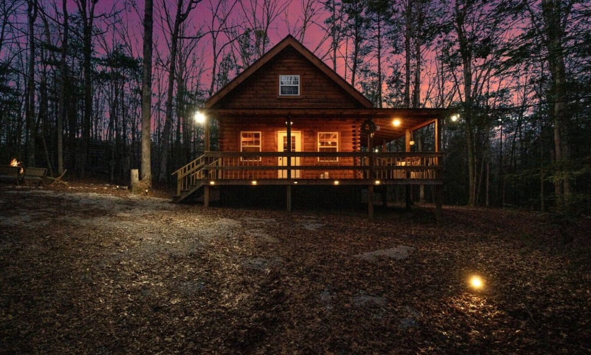 Jamestown Cabin | Secluded Honeymoon Cabin-Hot tub
