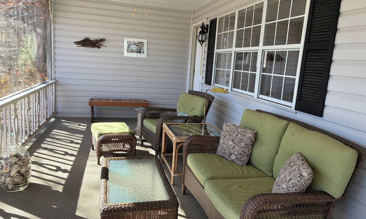 Young Harris House | SECLUDED TREE HOUSE Escape 2BR+Office, Fast Internet/Wi-Fi, Paved Roads