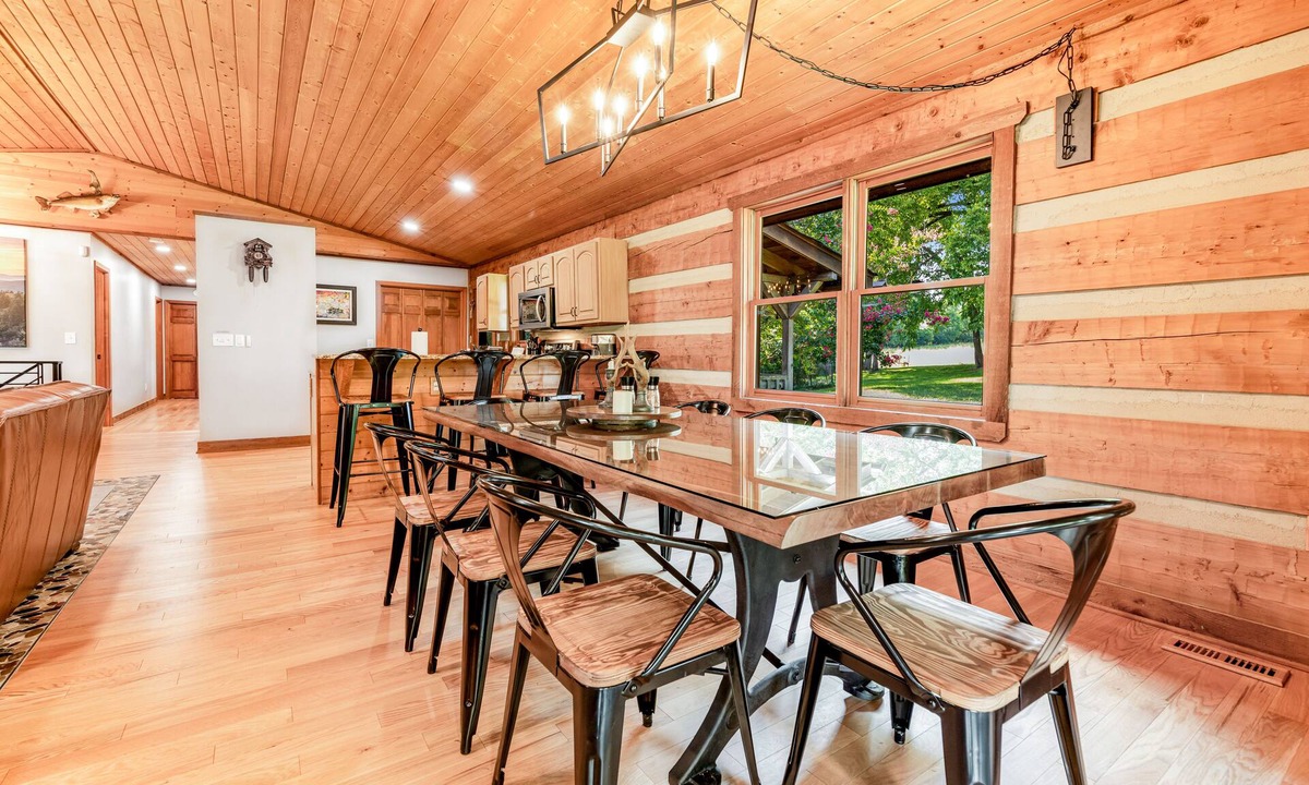 Kodak Cabin | Serene cabin with pool, hot tub, game room, fireplace, & free attraction tickets