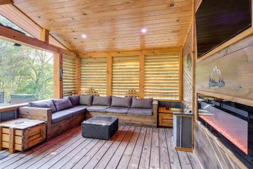 Pigeon Forge House | Sevierville Cabin ~ 3 Mi to the Island!