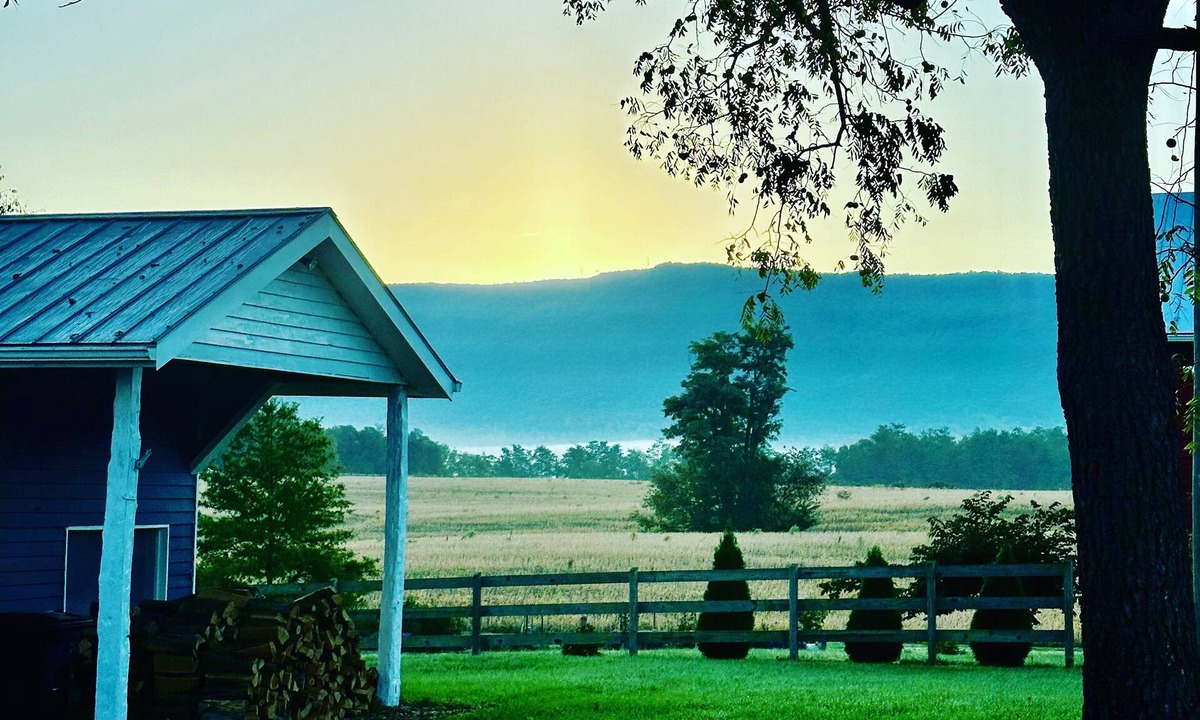 Singers Glen House | Shenandoah Valley Farmhouse · Hot Tub · Near JMU & Resorts · Sleeps 8 · 4BR