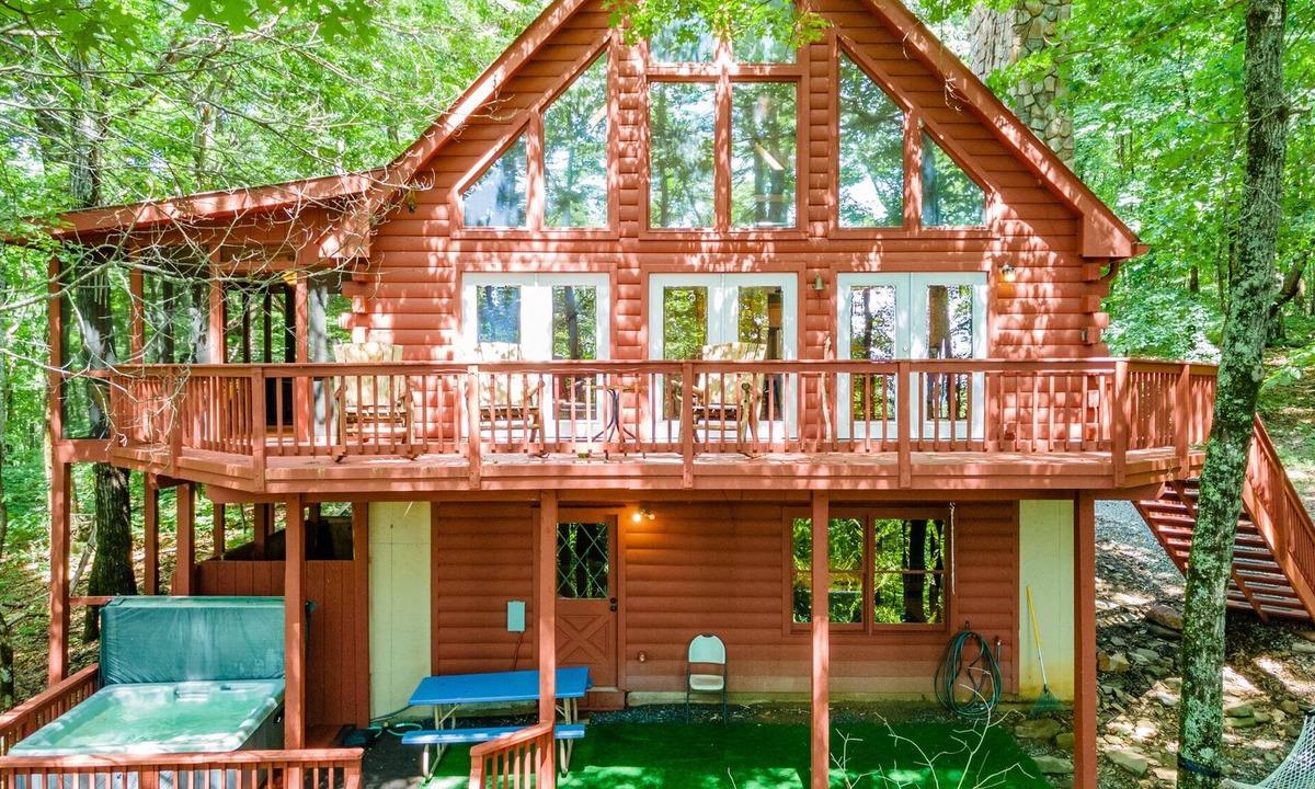 Jasper Cabin | Skyfall Lodge is a 3 bedroom 2 bath mountain cabin on 16 acres of land