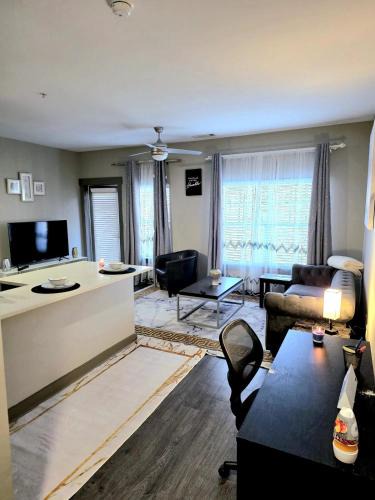 Fourth Ward Apartment | Skyline Serenity- Gym, Walk to Bars and Restaurants