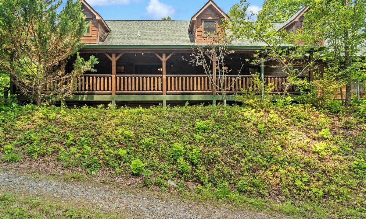 Pisgah Forest Cabin | Sleeps 12 - 5BR Mountain Cabin - Game Room - Near Brevard