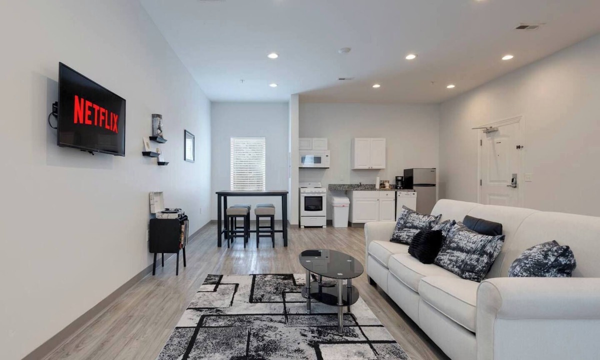 Maxwell House | 🔥 Sleeps 16 Guests | Walk to the best East Nashville Bars 🎸