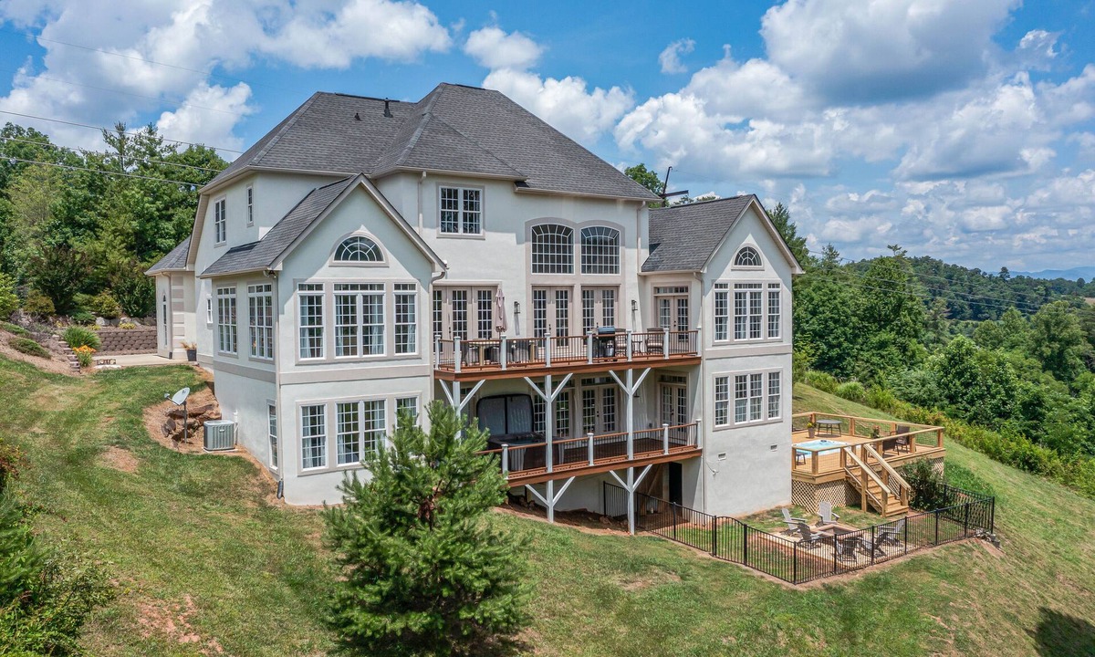 Weaverville House | Sleeps 18! Year-round Swim Spa~Hot Tub~Movie room~Firepit