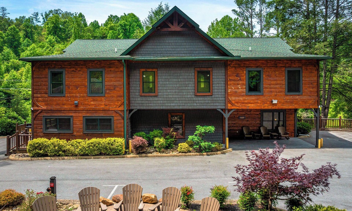 Gatlinburg Cabin | Sleeps 64 · Lodge · Hot Tubs · Theater
