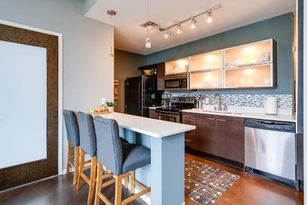 East Nashville House | Smart, Stylish Music City Condo - Concierge, Restaurants, Gym, Rooftop Patio, Parking