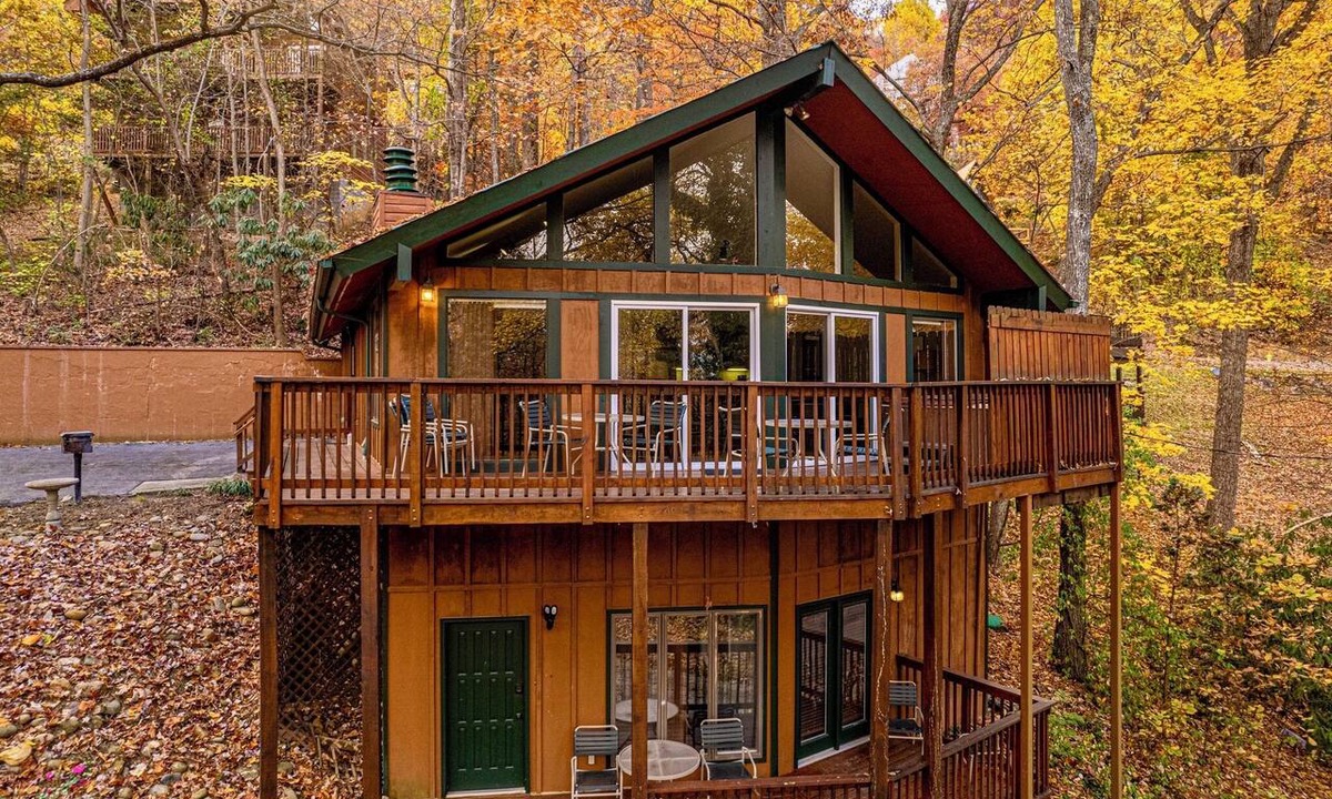 Chalet Village Ski Chalet | Smokey Summer⛰~Theater~5min to GSMNP~Hot Tub~2 Fireplaces