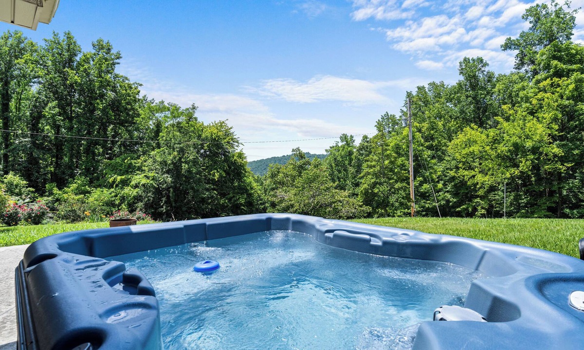 Newport Ski Chalet | Smoky Everest | Breathtaking Views Hot Tub Game Room Near National Park