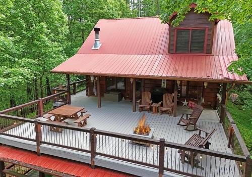 Hidden Lake Apartment | Sophisticated 3BR Cabin Luxury, Decks & Firepits