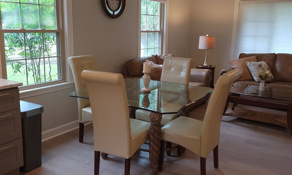 West Ashley Apartment | Southern Charm~B is 4 miles to Downtown Charleston and Close To All Areas!