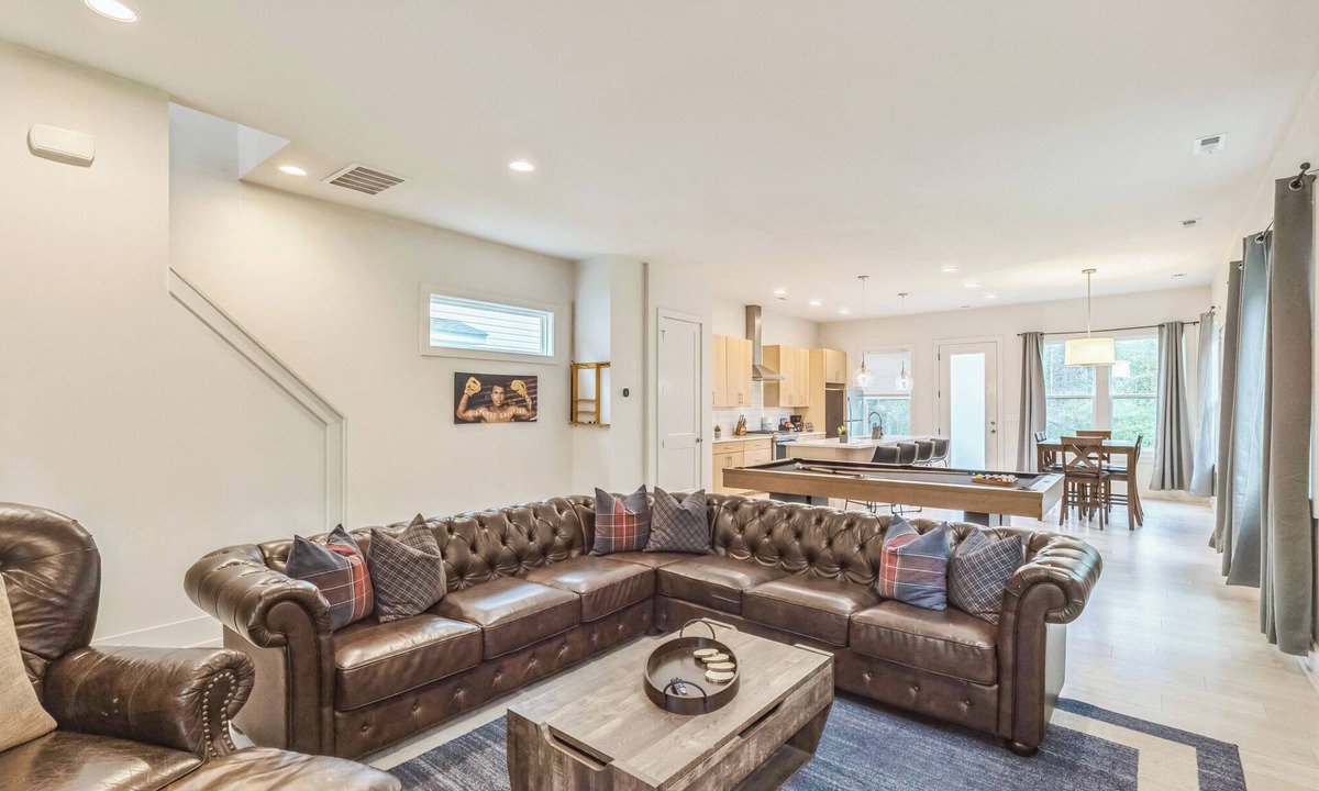 Sugar Creek House | Spacious 3BR, King Suite w Pool Table - Mins to NoDa & UPTOWN