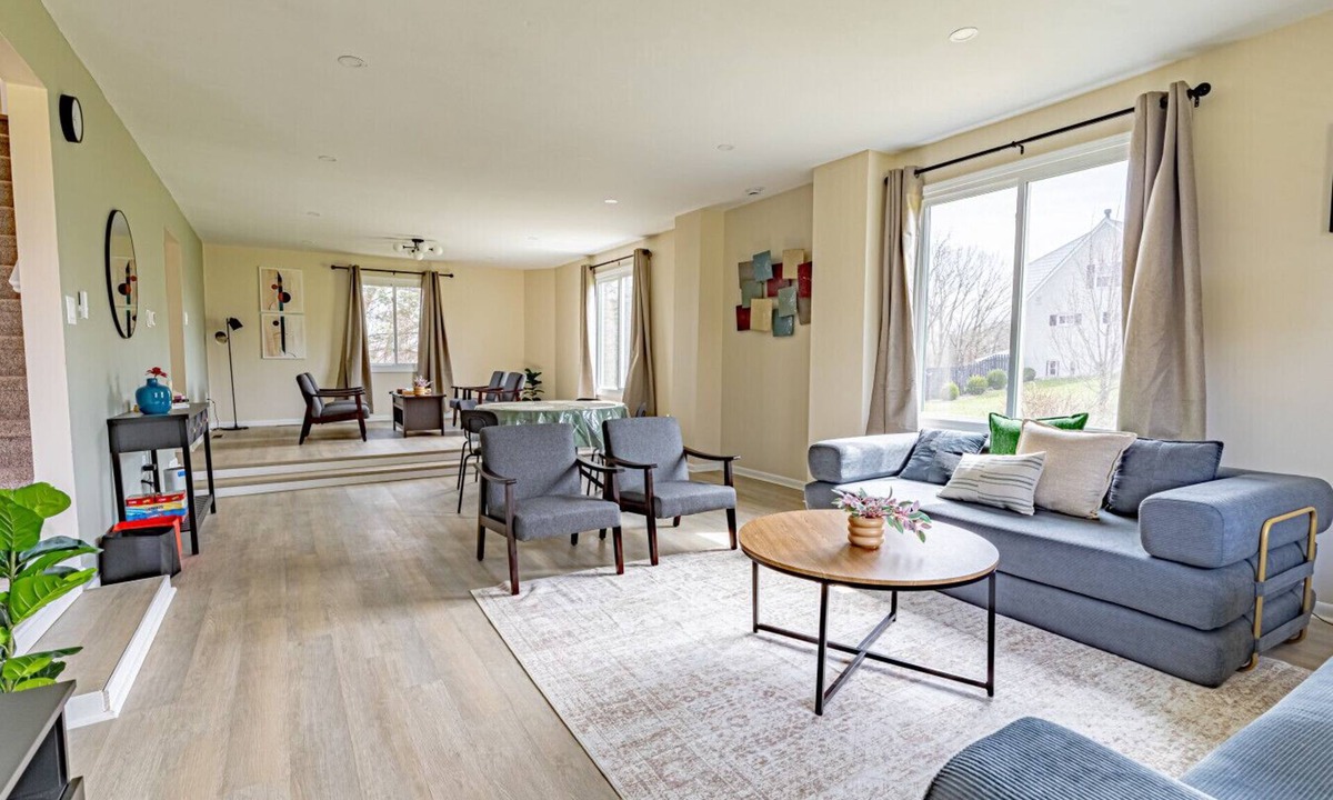 Ambridge House | Spacious 4BR Retreat with Gym, BBQ & Sleeps 14