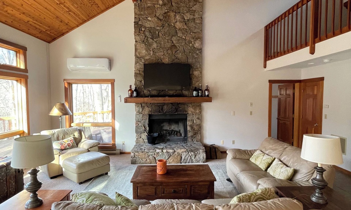 Chestnut Springs House | Spacious 5-bedroom house in a mountain hollow in Wintergreen Resort.