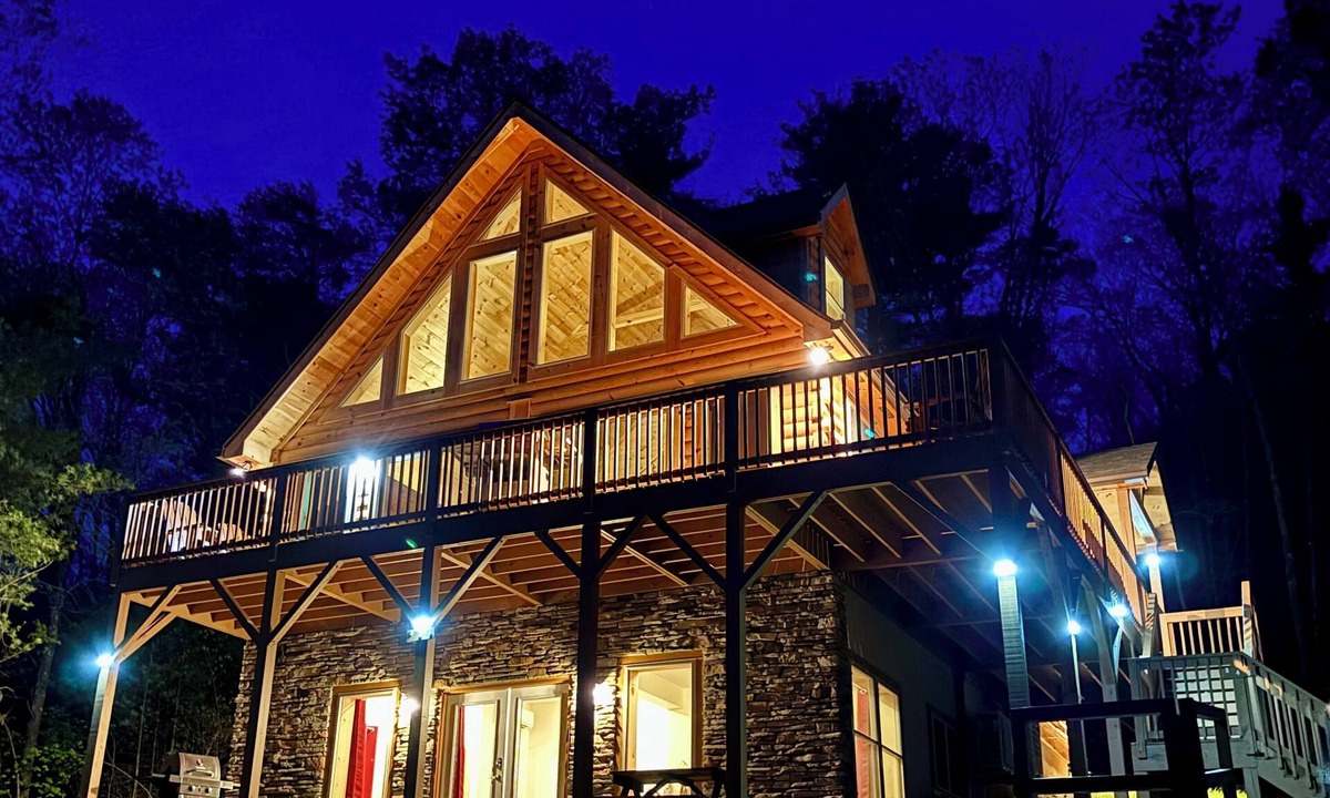 Fairview Cabin | Spacious 5-king bedroom cabin with private bathrooms minutes from Asheville.