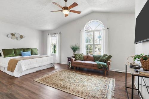 Lexington House | Spacious King Suite, Horses, Fire Pit, Garage