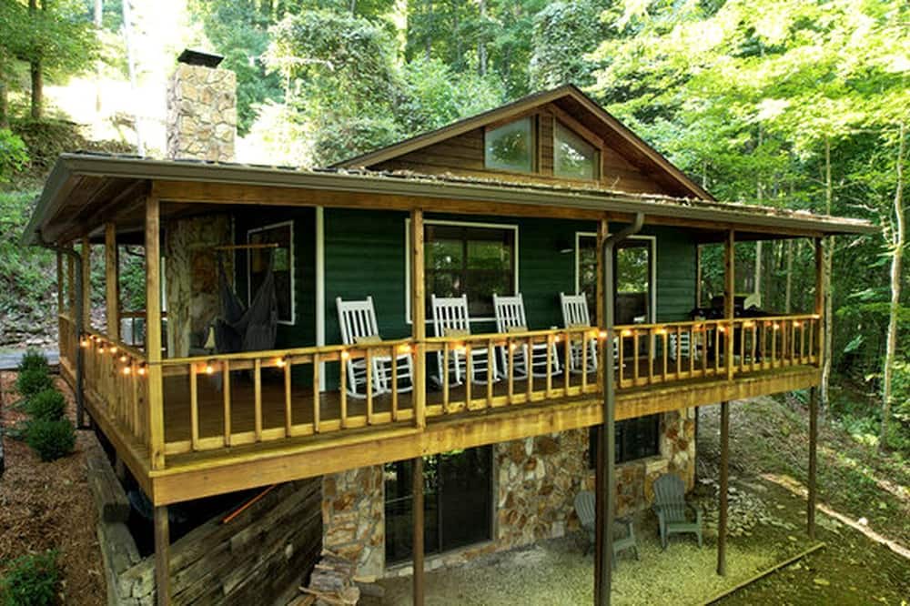 Topton Cabin | Spacious Lakeside House with Hot Tub for Glamping in Topton, North Carolina