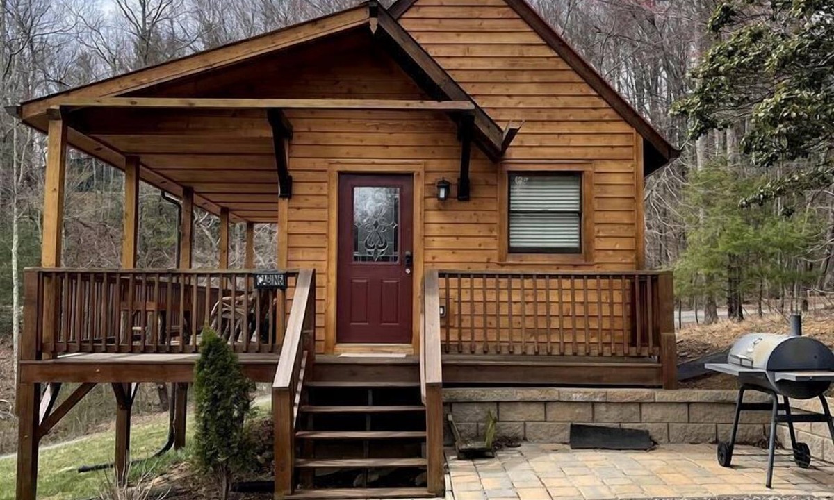Purlear Cabin | Spacious Mountain Cabin Rental for Six near Cascade Falls, North Carolina