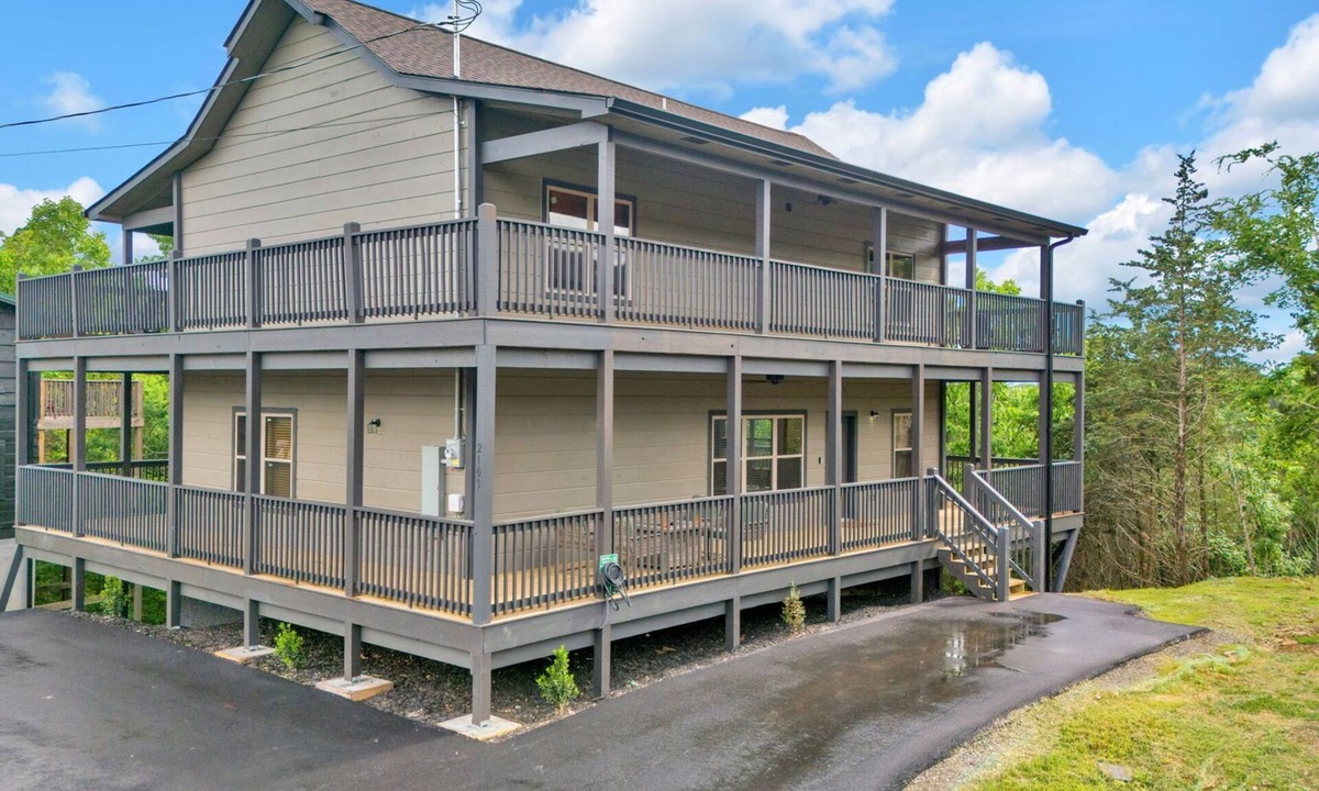 Sevierville Cabin | SpaciousWrapAroundDecks/Sleeps20