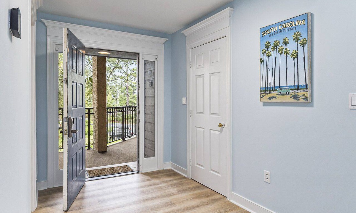 South Beach Condo | Spectacular Oceanview Condo w/Community Pool Near South Beach!