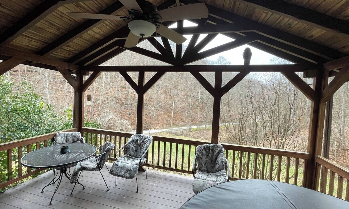 Stanton Cabin | Squirrel Nest | Hot Tub Cabin Near Red River Gorge