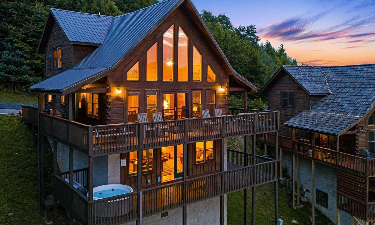 Wolf Laurel Cabin | Starlink, Hot Tub & Views + Pool Table | Pet-Friendly | Near Hatley Pointe