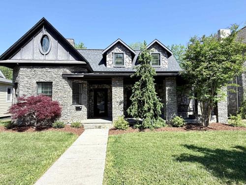 Johnson City House | Story Book Cottage Near Downtown Johnson City