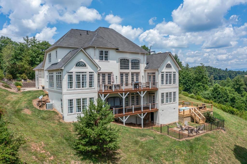Weaverville House | Stunning Modern Retreat! Year-Round Swim Spa | Hot Tub | Movie Room | Firepit