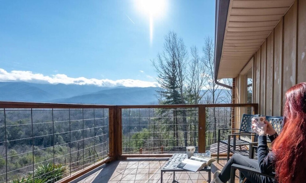 Gatlinburg Ski Chalet | Stunning Smoky Mtn Views Hot Tub Game Room Resort Pools