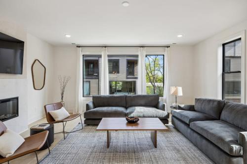 Hurwood Heights House | Stylish 3-Story Townhome Hot Tub & Fireplace